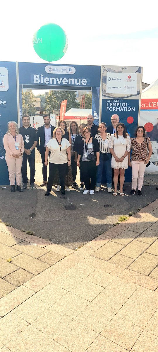 1ère édition réussie de la Place de l'emploi et de la formation à <a href="/SaintFons/">Saint-Fons ma ville</a> !

Merci à toutes les entreprises et partenaires mobilisés, à Monsieur le Maire et ses équipes ainsi que les équipes du @poleemploi_ara #SaintFons 🙏

➕️ de 5️⃣0️⃣0️⃣ visiteurs ❗️
 
<a href="/prefetrhone/">Préfète de région Auvergne-Rhône-Alpes et du Rhône</a>