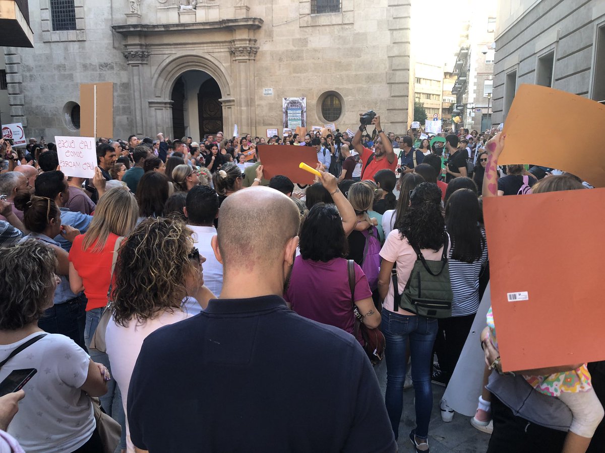 Estamos con las familias y con nuestros chiquillos. ¡Consejero, dimisión! <a href="/FAPARM/">FAPA RM Juan González</a> <a href="/femaemurcia/">FEMAE - Estudiantes Región de Murcia</a>