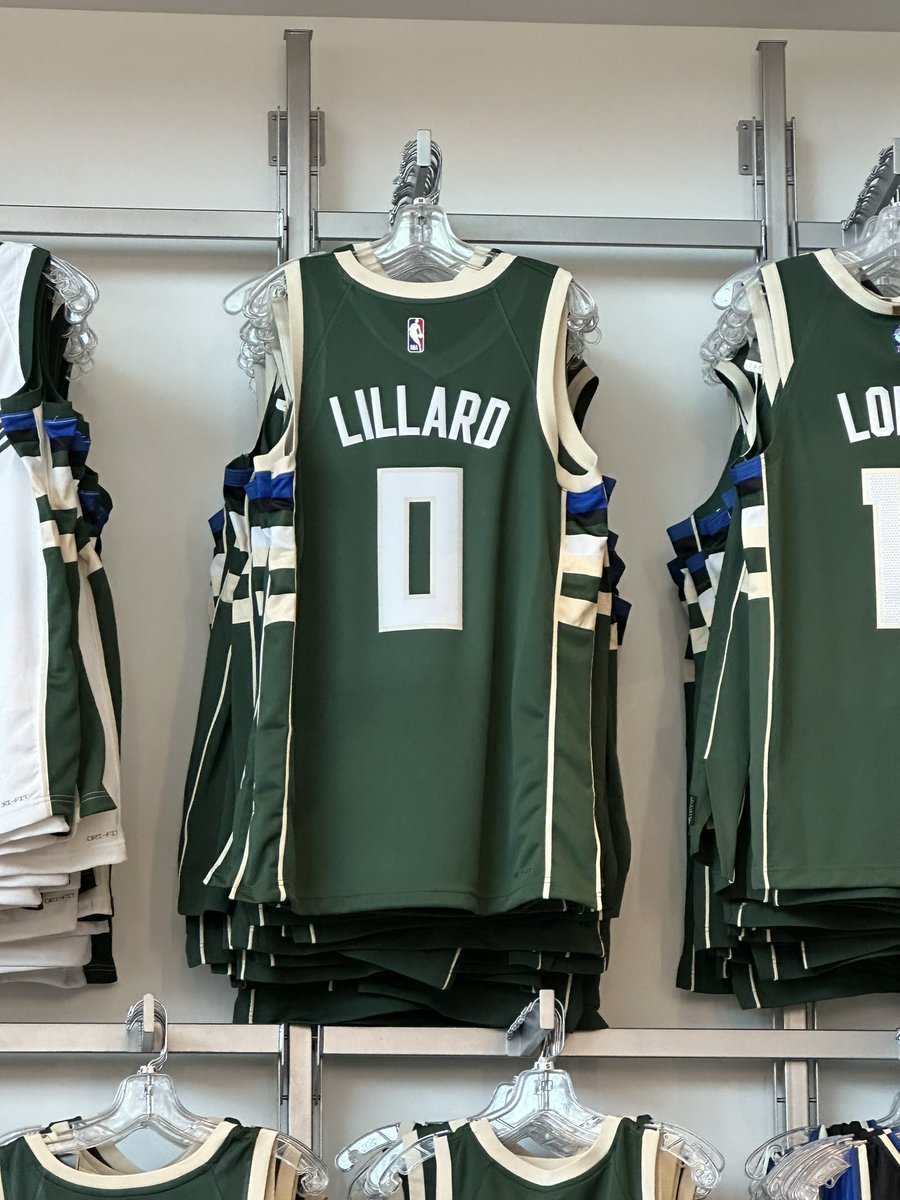 TheDunkCentral's tweet photo. Dame’s Milwaukee threads already on sale 🔥

(Via @MarcJSpears ) https://t.co/eRbsau6Vc4
