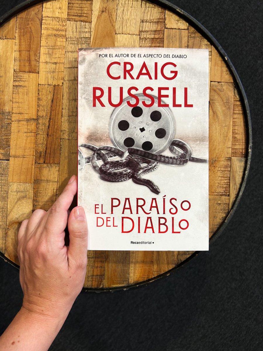 ¿Listos para entrar en #ElParaísoDelDiablo de @TheCraigRussell? Es un thriller oscuro y fascinante sobre la maldición que rodea a una película de terror en el Hollywood de los años 20, y la búsqueda mortal de la única copia que existe años más tarde.  🔥 rocalibros.com/roca-editorial…