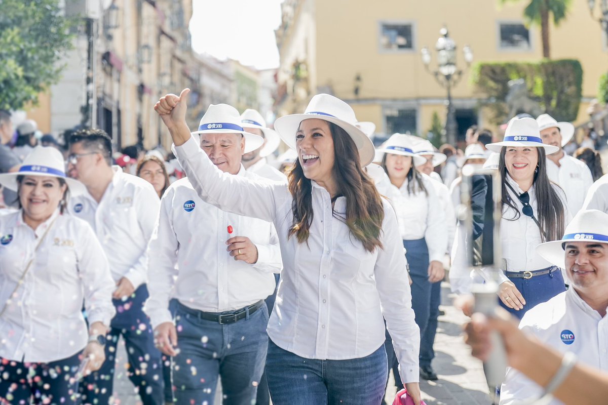 LibiaDennise's tweet photo. ¡El desfile se vive bien y bonito! 

No saben la energía que se siente al caminar por las calles de nuestra querida capital y tener el gusto de saludar y abrazar a las y los cuevanenses por la Conmemoración del 213 Aniversario de la Toma de la Alhóndiga de Granaditas. https://t.co/qF3sOMqDoK