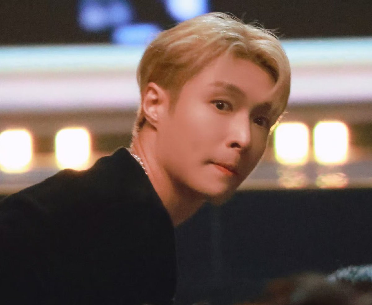 layzsh2o's tweet photo. Yixing Yixing !!!!!!!! 😭 @layzhang https://t.co/jlNnw1GGb7