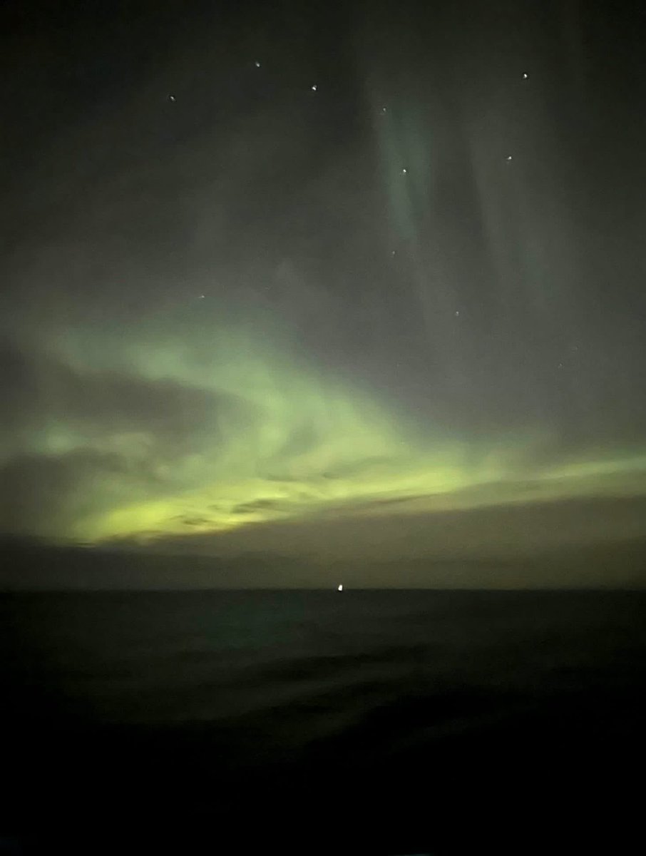 HMSQNLZ's tweet photo. Aurora Borealis!

The Ship’s Company was lucky enough to spot the Northern Lights this week. Definitely a first for many onboard. 

Have you spotted it back in the UK? Send us your best photo and we will share them with our met team. 

#KingsFlagship #GlobalModernReady https://t.co/HmFy0iCCk6