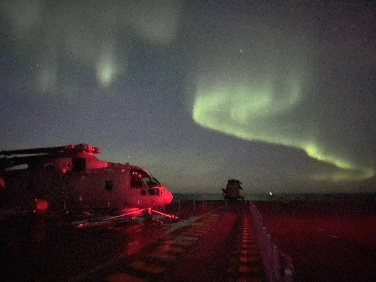 HMSQNLZ's tweet photo. Aurora Borealis!

The Ship’s Company was lucky enough to spot the Northern Lights this week. Definitely a first for many onboard. 

Have you spotted it back in the UK? Send us your best photo and we will share them with our met team. 

#KingsFlagship #GlobalModernReady https://t.co/HmFy0iCCk6