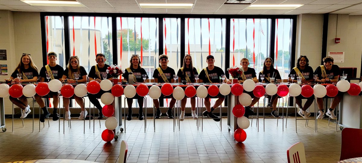 chambmel77's tweet photo. FHS Homecoming Royalty Lunch! https://t.co/lv1Pua8Er8