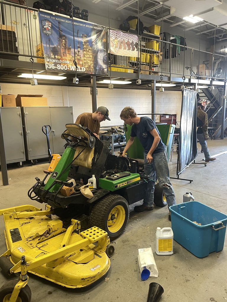 PrncipalRoss's tweet image. Sometimes I like to just hang out in our small engine class - always high engagement.  #CPSbest #CPSInspire @HickmanHS