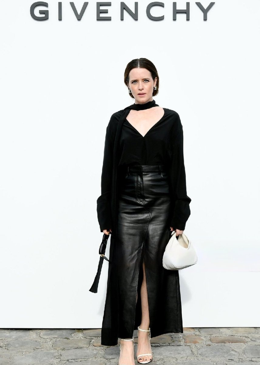 ClaireFoy_4ever's tweet photo. Claire Foy in Paris, France 🗼#givenchi #ParisFashionWeek https://t.co/aP3HV7PhKd