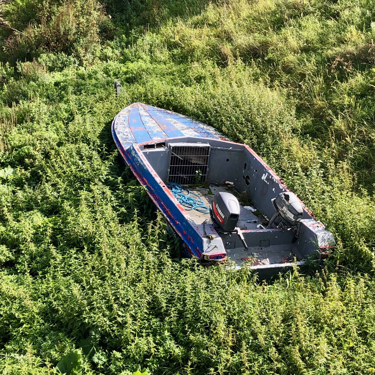 Mitten im @CDU-geführten #SchwäbischGmünd liegt seit 2019 am allseits einsehbaren Ufer des Josefsbachs ein Flüchtlingsboot, das OB Richard Arnold (CDU) von #Lampedusa als Mahnmal für das unermessliche Leid von Geflüchteten in die Stadt holte. Oder wie #Merz sagt: #Asyltouristen.