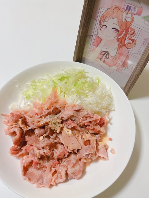 こっちは白だしと赤色1号で漬け込んだ生焼けに見える生姜焼き。
白だしは目分量で入れたら味が濃くなってしまったので、卵を追加して味を和らげた。 