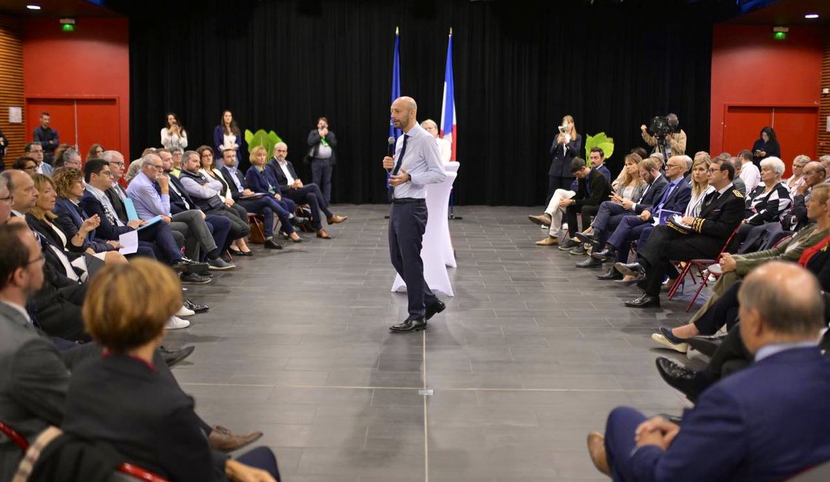 StanGuerini's tweet photo. J’avais promis de venir en Haute-Savoie pour apporter des réponses, pas pour faire une énième concertation.

Logement, attractivité, reconnaissance : j’ai voulu un échange simple et direct avec agents publics, élus locaux, parlementaires et organisations syndicales. 🧶 https://t.co/OXnhnhSSEh