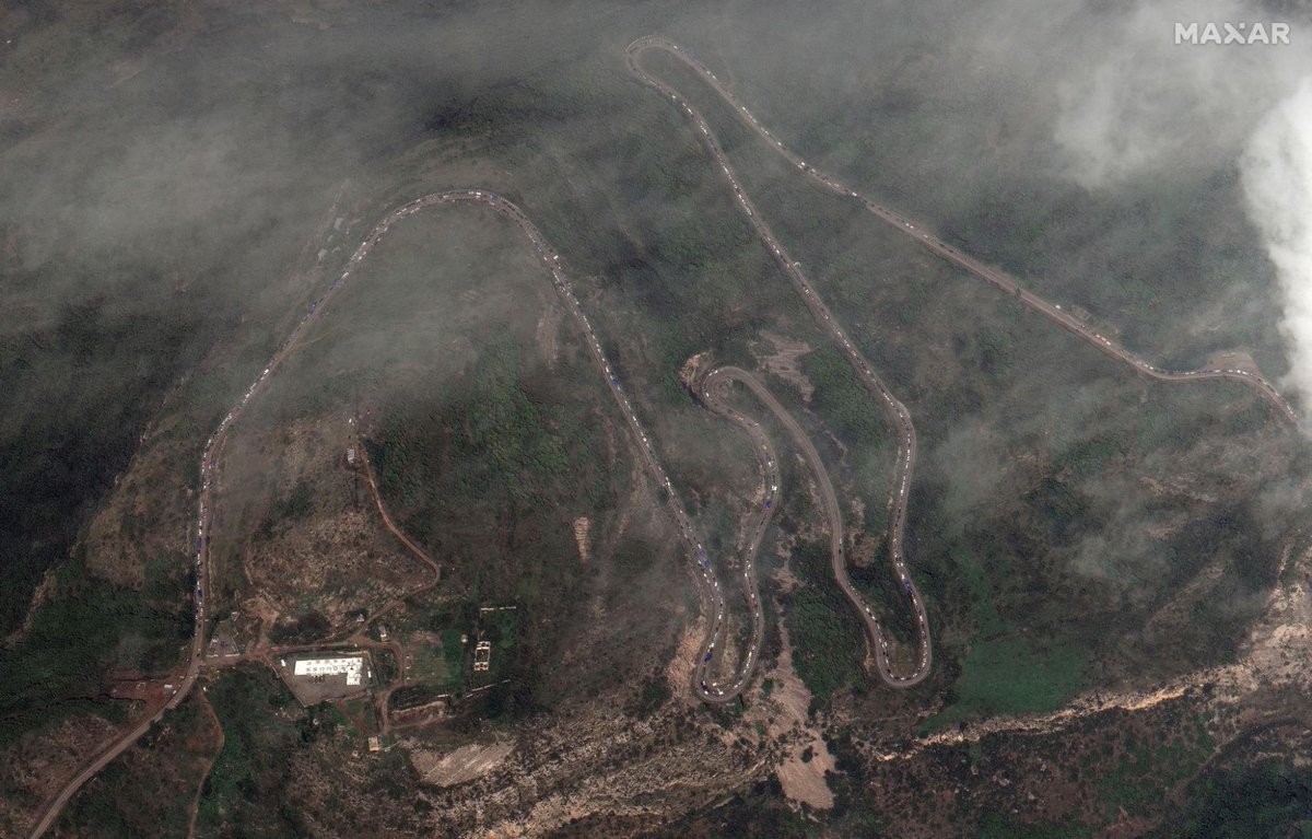 bellingcat's tweet photo. Maxar satellite imagery from September 26th shows massive amounts of traffic through the Lachin Corridor towards Armenia. https://t.co/rsYUd5orHy