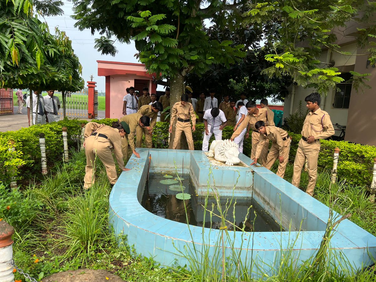 HooghlyJnv's tweet photo. Swachhta hi sewa by NCC unit JNV Hooghly
#SwachhataHiSeva #SwachhBharat 
@CommissionerNVS @NVS_RO_Patna @EduMinOfIndia @manojlibra https://t.co/wV3WBXOdSI