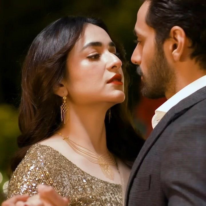 Noor011301's tweet photo. I was bored,so I just saw/heard bunch of OSTs,

OST-video wise, #KAM3’s is SO well put together!Editor(s) dsrv a raise!👏🏻💯

#TereBin is…we all know how much that one had us thinking(lyrics wise)But the video is🫶🏼(w/some robbed scenes)

#Fitoor has such great visuals as well!🫶🏼 https://t.co/hTTvIYfD7C