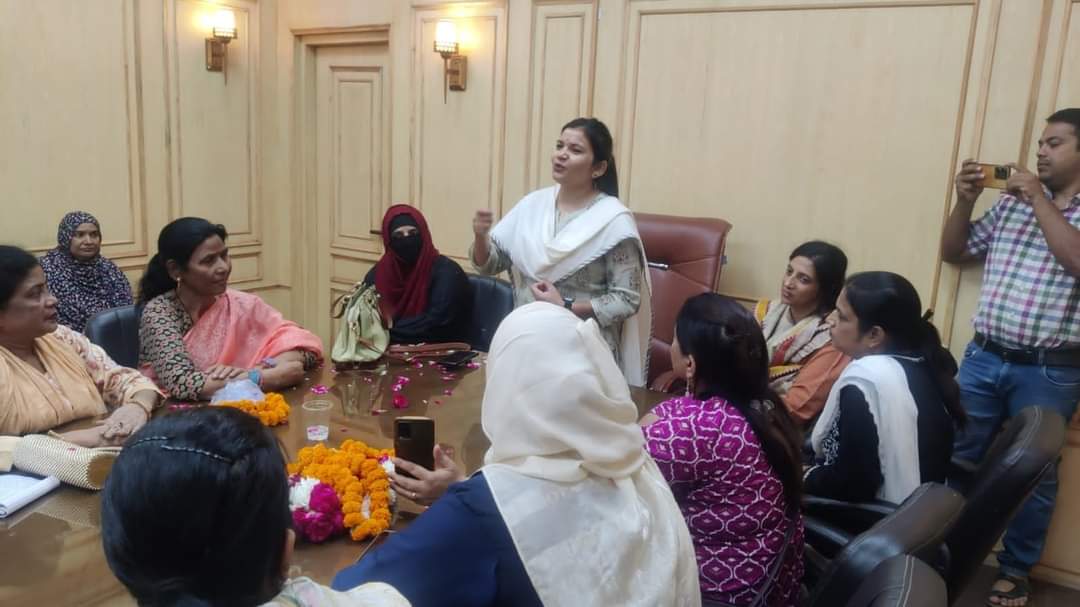SarikaSamar's tweet photo. आज ओखला विधानसभा में आप की कर्मठ एवं सशक्त नेत्री मरियम जी के द्वारा आम आदमी पार्टी, महिला प्रकोष्ठ की शानदार मीटिंग का आयोजन किया गया। दिल्ली प्रदेश सचिव, महिला प्रकोष्ठ @abhinandita_m जी के साथ ओखला विधानसभा की बहनों से मुलाकात की एवं संगठन विस्तार को लेकर चर्चा की।
@AamAadmiParty @ArvindKejriwal @SandeepPathak04 @AapKaGopalRai