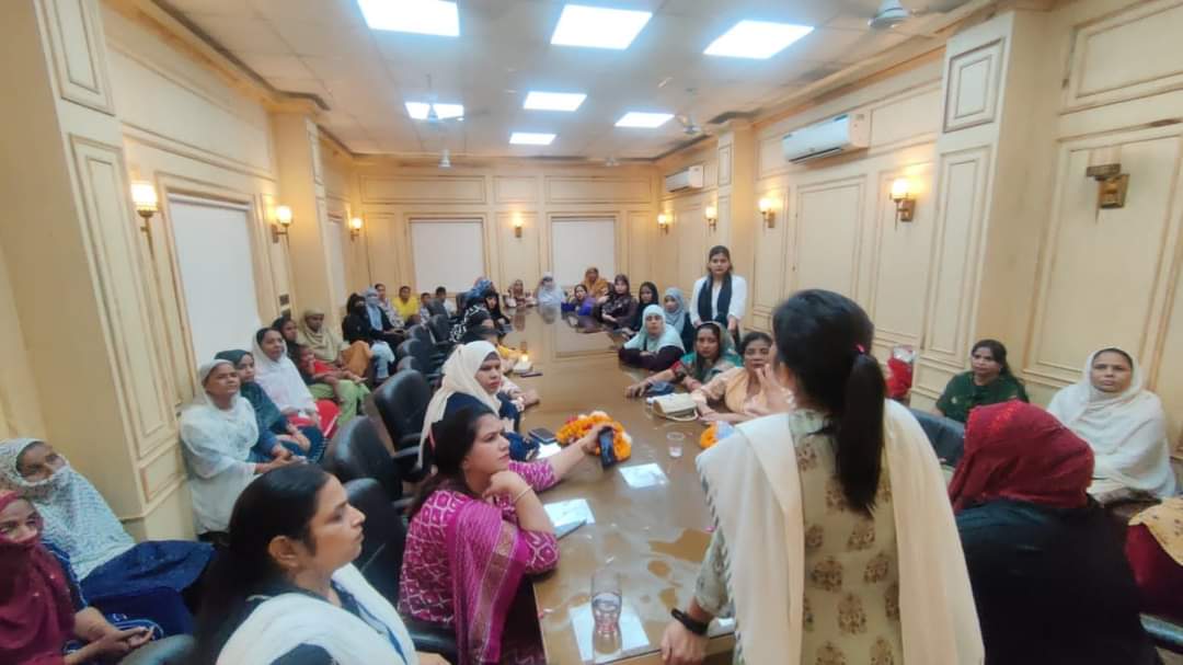 SarikaSamar's tweet photo. आज ओखला विधानसभा में आप की कर्मठ एवं सशक्त नेत्री मरियम जी के द्वारा आम आदमी पार्टी, महिला प्रकोष्ठ की शानदार मीटिंग का आयोजन किया गया। दिल्ली प्रदेश सचिव, महिला प्रकोष्ठ @abhinandita_m जी के साथ ओखला विधानसभा की बहनों से मुलाकात की एवं संगठन विस्तार को लेकर चर्चा की।
@AamAadmiParty @ArvindKejriwal @SandeepPathak04 @AapKaGopalRai