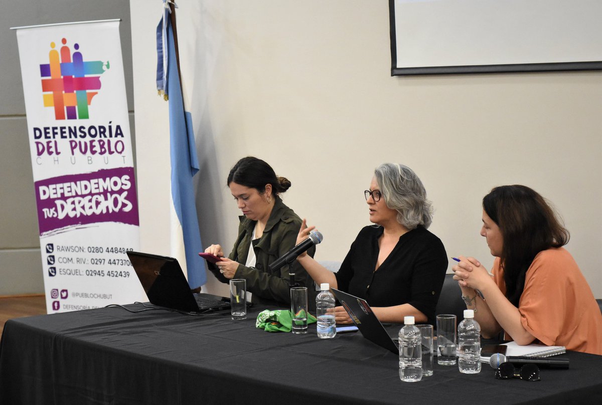 PuebloChubut's tweet photo. Participamos de la Jornada "Debates, diálogos y tensiones/ Medios y RS: construyendo una comunicación respetuosa". Gracias a las integrantes de @DefdelPublico y a la periodista @otralourdes por compartir acciones  y su lucha para una comunicación con perspectiva de género. https://t.co/pDcgYdxlhg