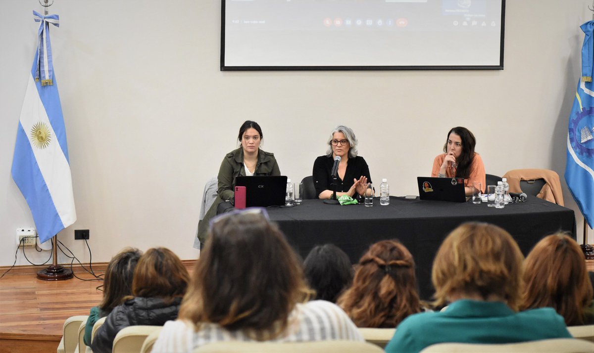 Participamos de la Jornada "Debates, diálogos y tensiones/ Medios y RS: construyendo una comunicación respetuosa". Gracias a las integrantes de <a href="/DefdelPublico/">Defensoría del Público</a> y a la periodista <a href="/otralourdes/">Lour</a> por compartir acciones  y su lucha para una comunicación con perspectiva de género.