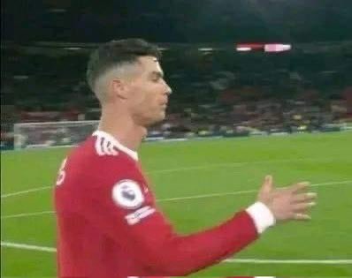 CFC_Janty's tweet photo. Cristiano Ronaldo shaking hands with the best player in football history. https://t.co/LXU5OjbtUc