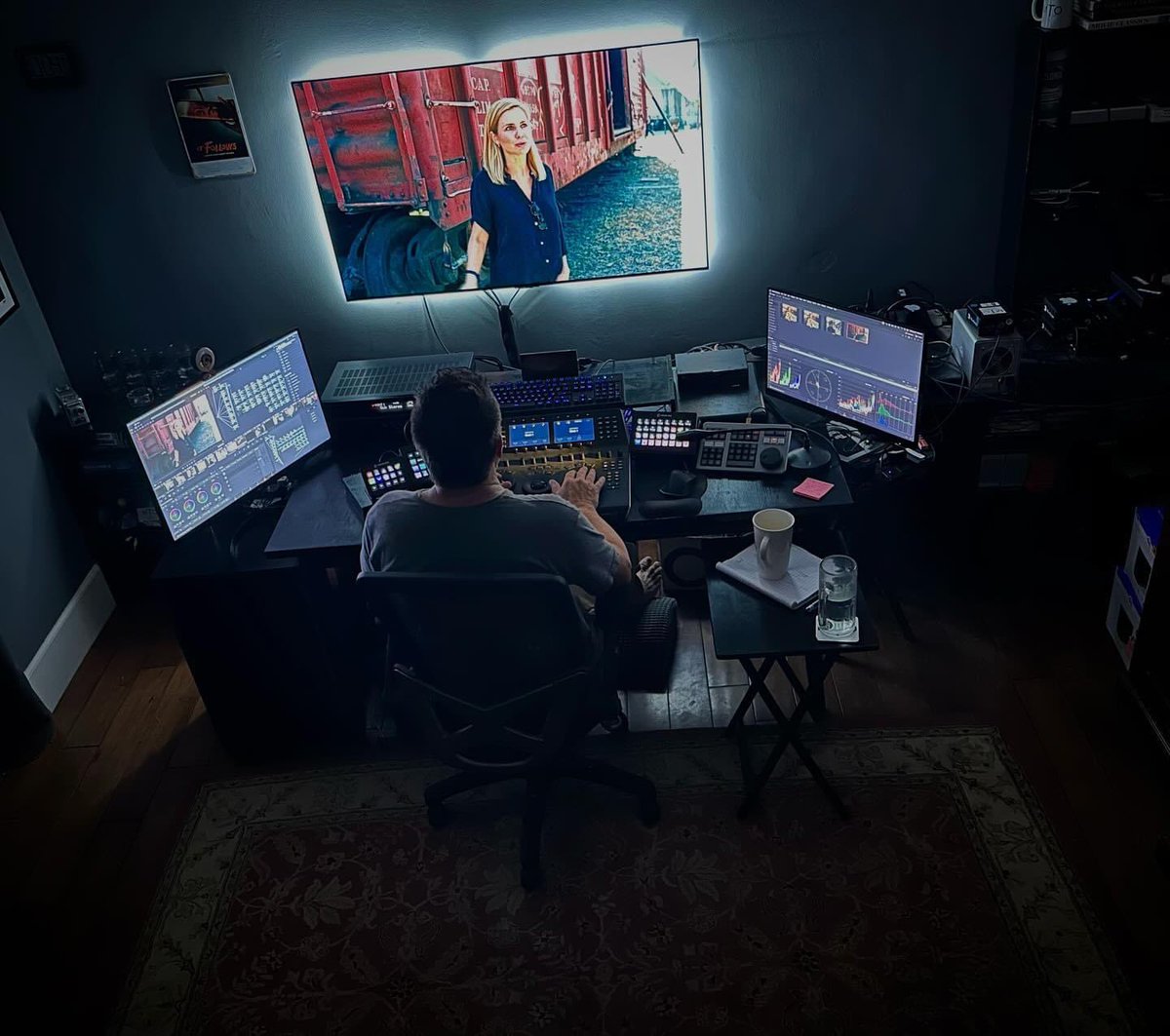 marktoddosborne's tweet photo. Can You Spot the Change to the MTO Color Studio? Happy Thursday ๐
#mtocolor #colorist #colourist #colorcorrection #postproduction #commercials #spots #advertising #colorgrading #postsupervisor #hollywood #losangeles #moviemaking #movies #filmmaking #filmmaker https://t.co/q05NGzDVIT