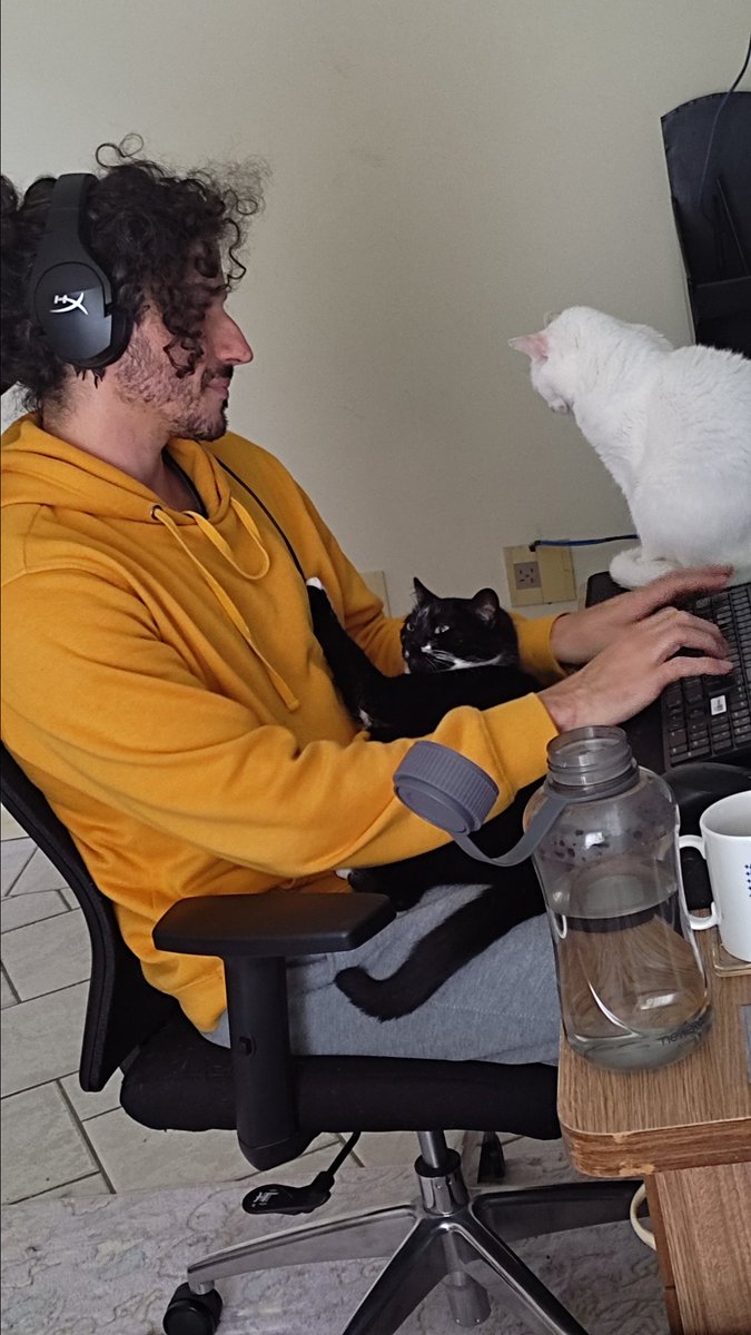 Thyenescheffer's tweet photo. Vida de programador que é pai realmente é muito difícil, olhem essa cena deste pai nanado sua filha enquanto trabalha 🤌🤌🤌 https://t.co/C4rNrsGHFP