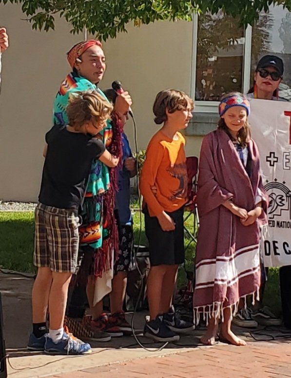 RL_Miller's tweet photo. #Onate came to New Mexico from Spain. Massacred Indigenous folk. Cut off right foot of able bodied men.
When the statue was up, Indigenous folk would cut off its right foot, and county would repair it, over and over again https://t.co/w0UIcsKpIU
