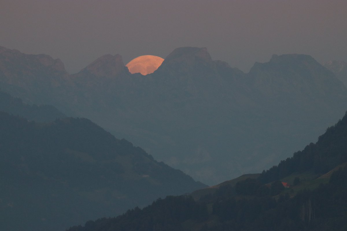 danivumalvier's tweet photo. Und hier die Umsetzung, schwierige Lichtverhältnisse. Fast-#Vollmond #Alvier https://t.co/ytmex1euG0