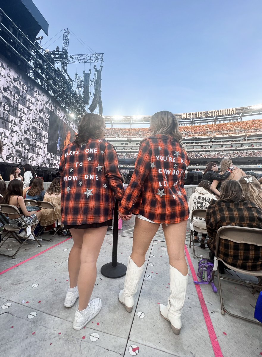 emccsinger's tweet image. When your @Spotify top listener stats for @taylorswift13 are already impressive but you also own every vinyl and CD with plays that never get counted... 

@taylornation13, patiently waiting (and praying) for a #TSTheErasTourFilm invite as an LA-based #Swiftie 🙏