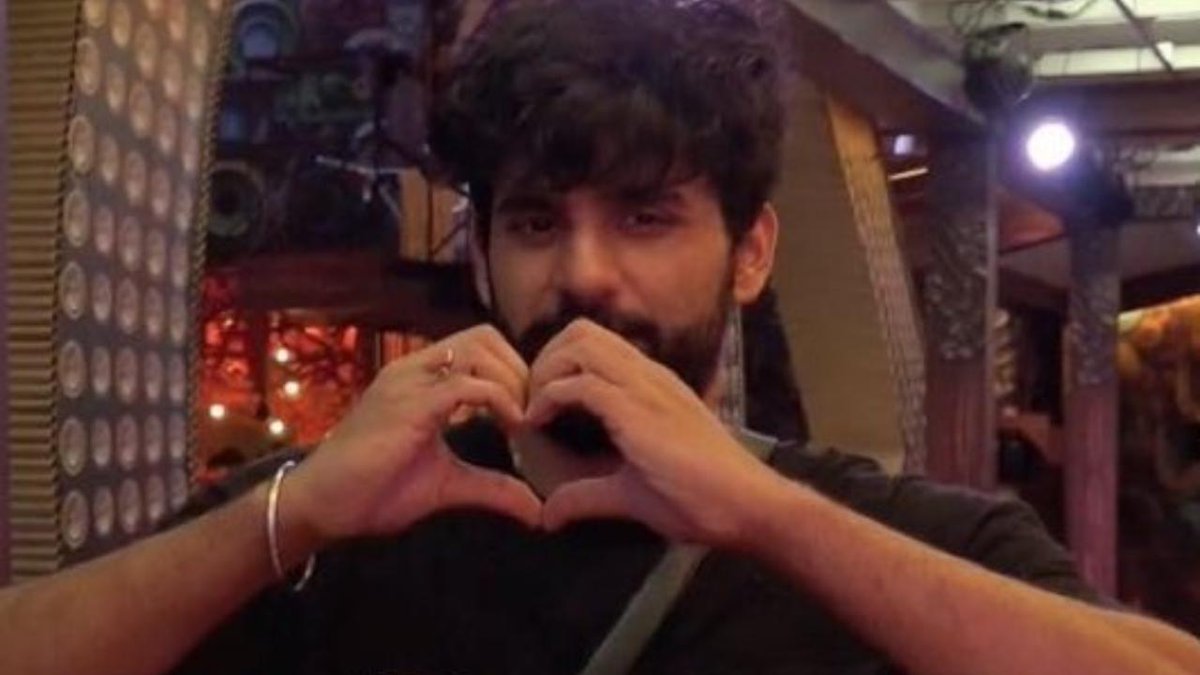 Mehaksha26's tweet photo. I lyk abhi but at the same time I don't want him to give clarifications on things that r happening this will not come to an end unless he ignores it.Abhi for mental peace of yours stay out of this platform for sometime you will heal for better🩷🫶#AbhishekMalhan
@AbhishekMalhan4 https://t.co/hvyCSagDL6