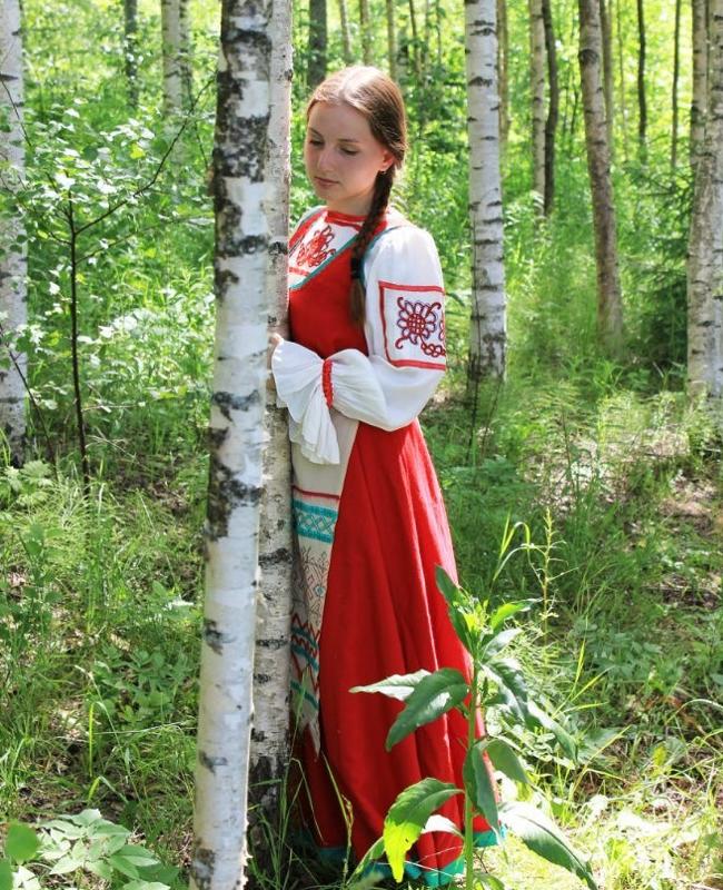 Люблю берёзку русскую,
То светлую, то грустную,
В белёном сарафанчике,
С платочками в карманчиках.
С красивыми застёжками.
С зелёными серёжками.
Люблю её нарядную,
Родную, ненаглядную,
То ясную, кипучую,
То грустную, плакучую.
Люблю берёзку русскую..

Александр Прокофьев