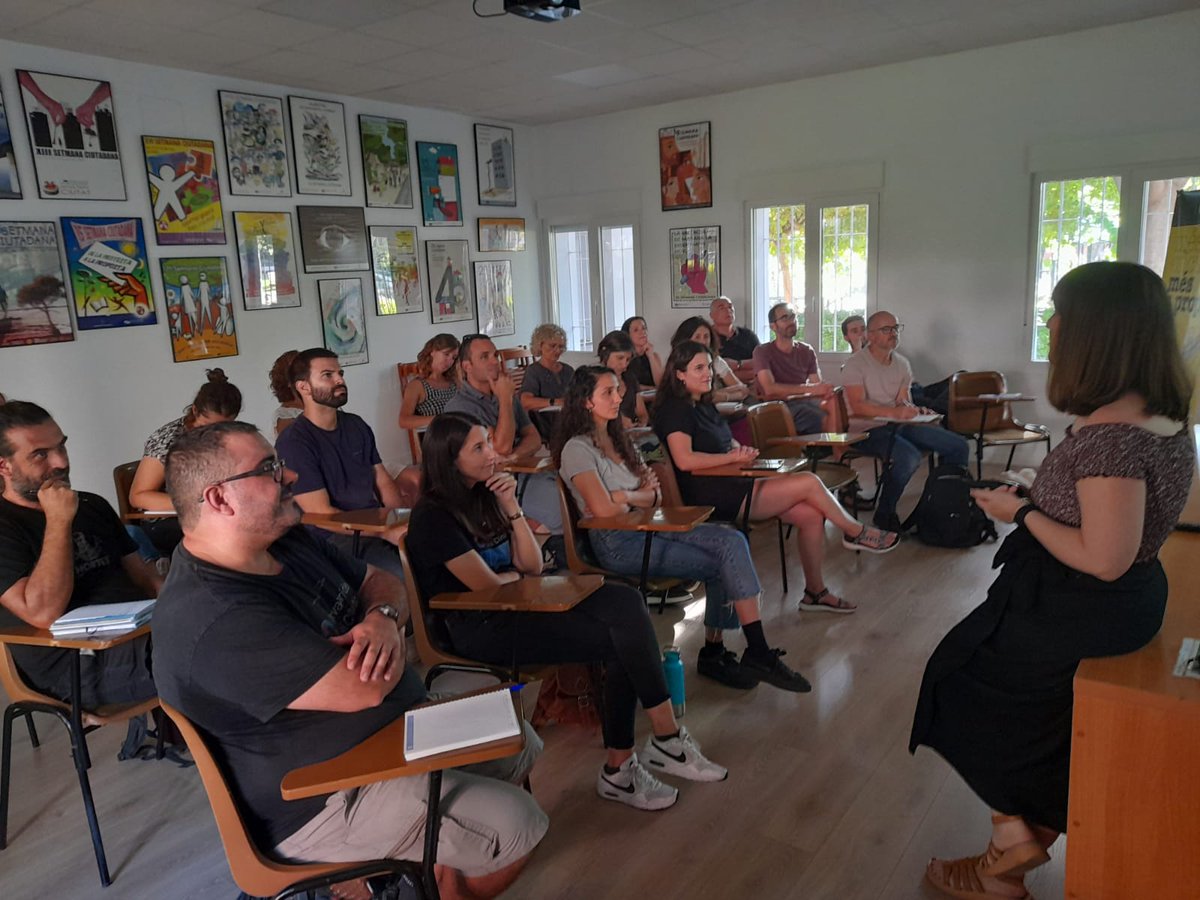 vlcsostenible's tweet photo. 📢Èxit de la Trobada de Comunitats educatives #MiCentroEnTransicion 
💡Cada vegada som més centres treballant per la #TransicióEnergètica
@AjuntamentVLC
👉https://t.co/8xlU1FIUoz 
😊Gràcies @univ_po_pu_lar @FUHEM @fentestudi https://t.co/hjhomPpNZF