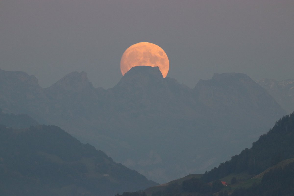 danivumalvier's tweet photo. Und hier die Umsetzung, schwierige Lichtverhältnisse. Fast-#Vollmond #Alvier https://t.co/ytmex1euG0