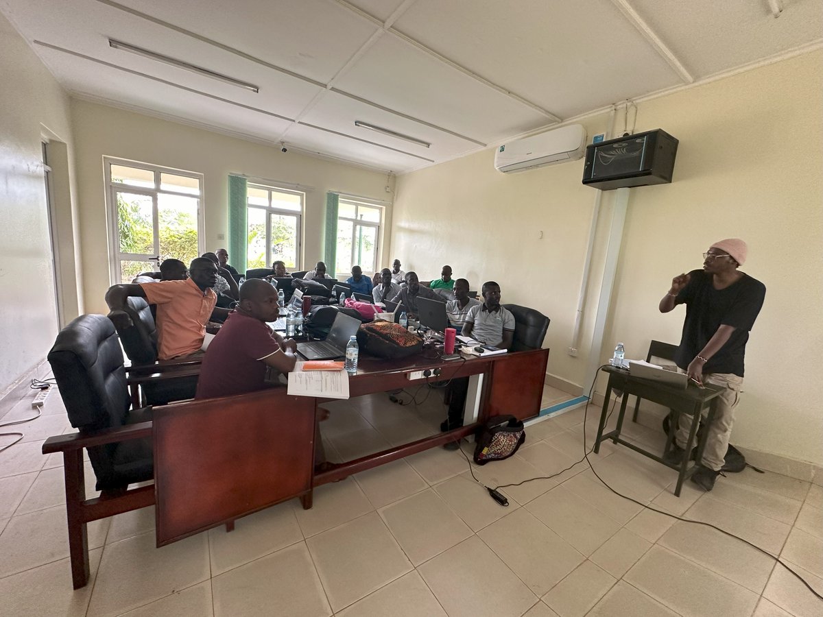 1/5: Space for Giants is currently hosting a 10-day workshop for @ugwildlife personnel, with a focus on mitigating and managing human-wildlife conflicts. Thanks to the @UKBCFs, we have successfully trained 14 UWA staff members working in 7 conservation areas.