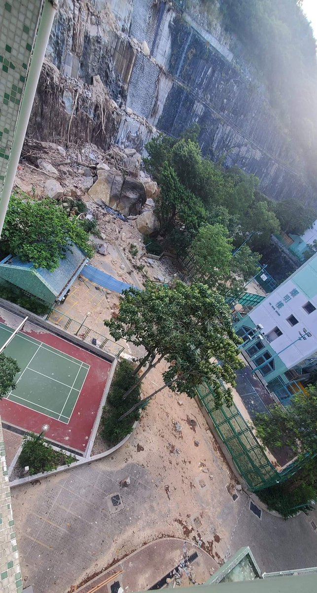黑雨到依家做完Show影完相關人撚事？耀東村山泥傾瀉到而家 ，冇乜點郁過清過🖕🏿夜經濟緊要啲，呢啲唔撚使理？