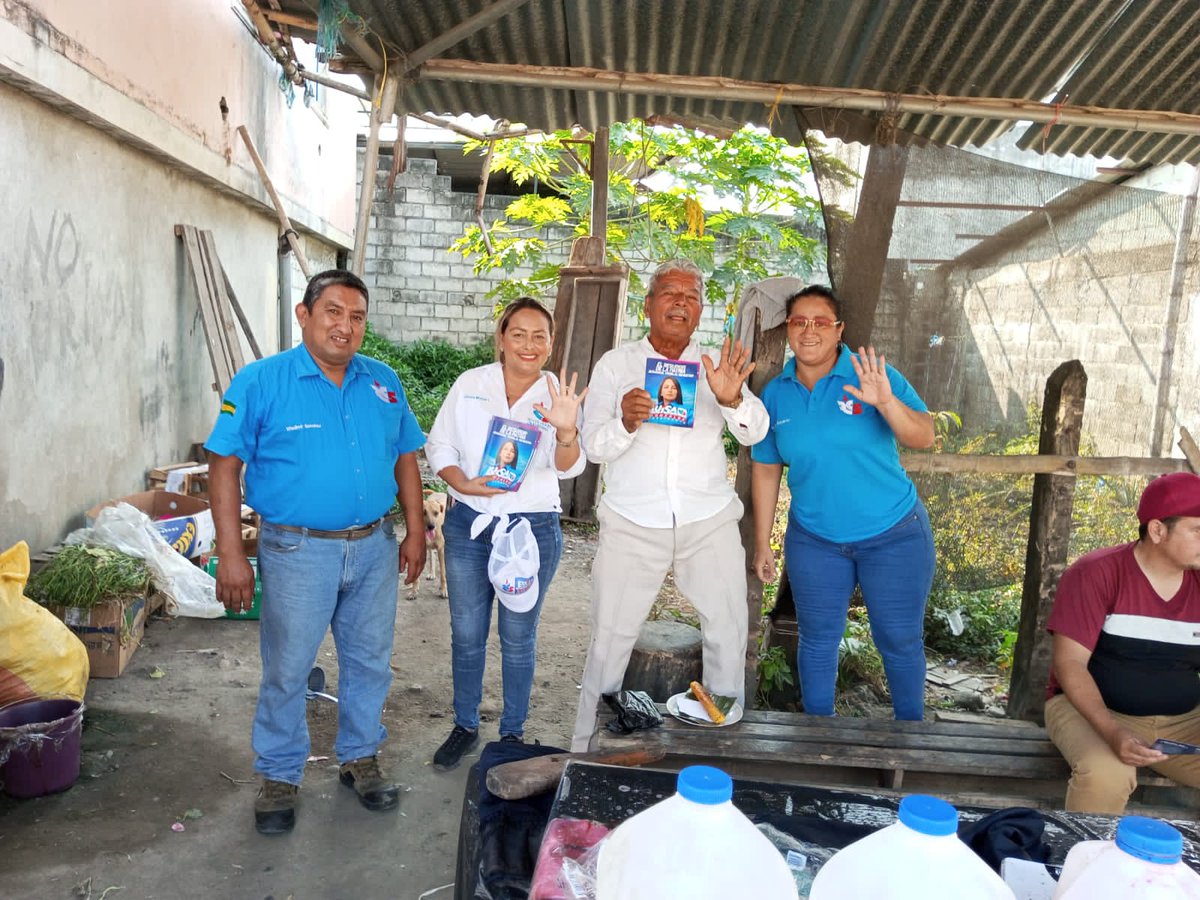 Rc5Vinces's tweet photo. Hoy, recorrimos el centro de la cuidad, las esperanzas de que vuelvan mejores días es enorme. 💙
El #ResurgirDeLaPatria está cerca y con ella la seguridad, la salud y el trabajo. ¡Venceremos! 💪🏽🇪🇨
#BrigadasVencedorasRC5
#MeeeeGusta 🐑
#LuisaGonzalezPresidenta
@MashiRafael https://t.co/yW7HHtgJeI