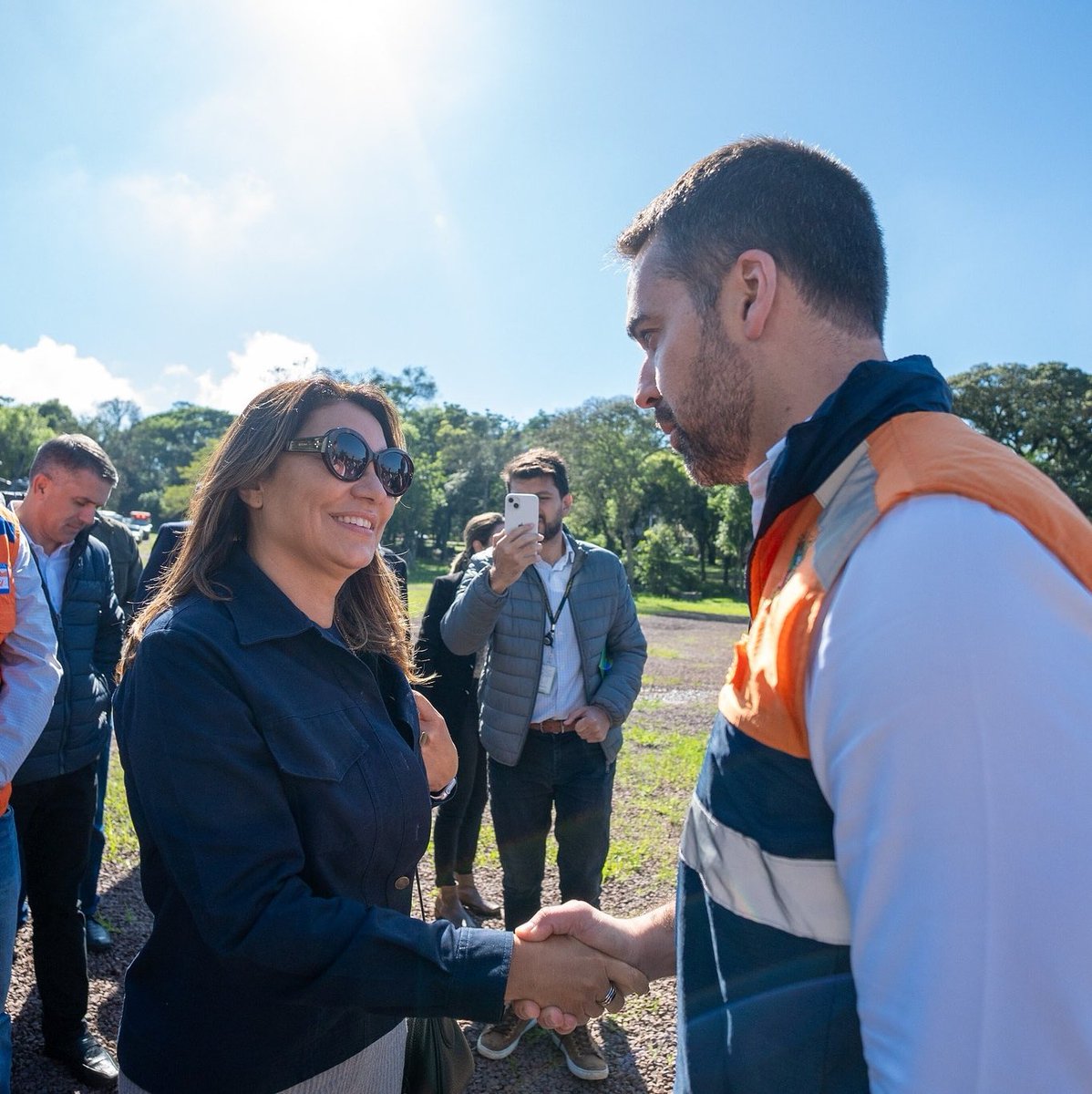 renatajbarreto's tweet photo. JANJA ASSUME LUGAR DE ALCKMIN EM VISITA AO RIO GRANDE DO SUL 

Janja foi muito criticada por sua dancinha chegando na Índia, enquanto o Rio Grande do Sul padecia com os ciclones.

Afim de consertar essa imagem, Lula decidiu apagar Geraldo Alckmin e enviar Janja para acompanhar uma comitiva de ministros ao Rio Grande do Sul ma data de hoje, já que o Presidente se prepara para fazer uma cirurgia que o deixará sem poder andar por algumas semanas.

Janja já era apontada por alguns canais de mídia como alguém com voz ativa e influenciadora das decisões de Lula, além de comentar bastante coisa sobre o governo no Twitter (quem não se lembra dos comentários sobre a Shein — “quem vai pagar imposto é a empresa e não o consumidor”?), mas agora vai além.

Dizem que nem os petistas gostam desse protagonismo e deslumbramento exagerado da primeira-dama, mas obviamente que ninguém ousará desafiar pai Lulo, enquanto que Alckmin é reduzido a mero espectador e, obviamente, vai aceitar essa humilhação porque o importante pra ele é só estar no poder do lado vencedor — o mesmo que ele dizia que queria voltar à cena do crime.

No Brasil, tudo isso é só mais um dia normal. 🤡