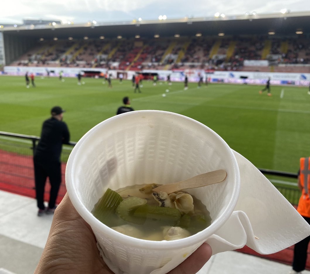 FootyScran's tweet photo. 10 snails in white wine vinegar with celery at RWD Molenbeek (@RWDMolenbeek, Belgium) 

💶 €5 (£4.30) https://t.co/mWtAPe4cUH
