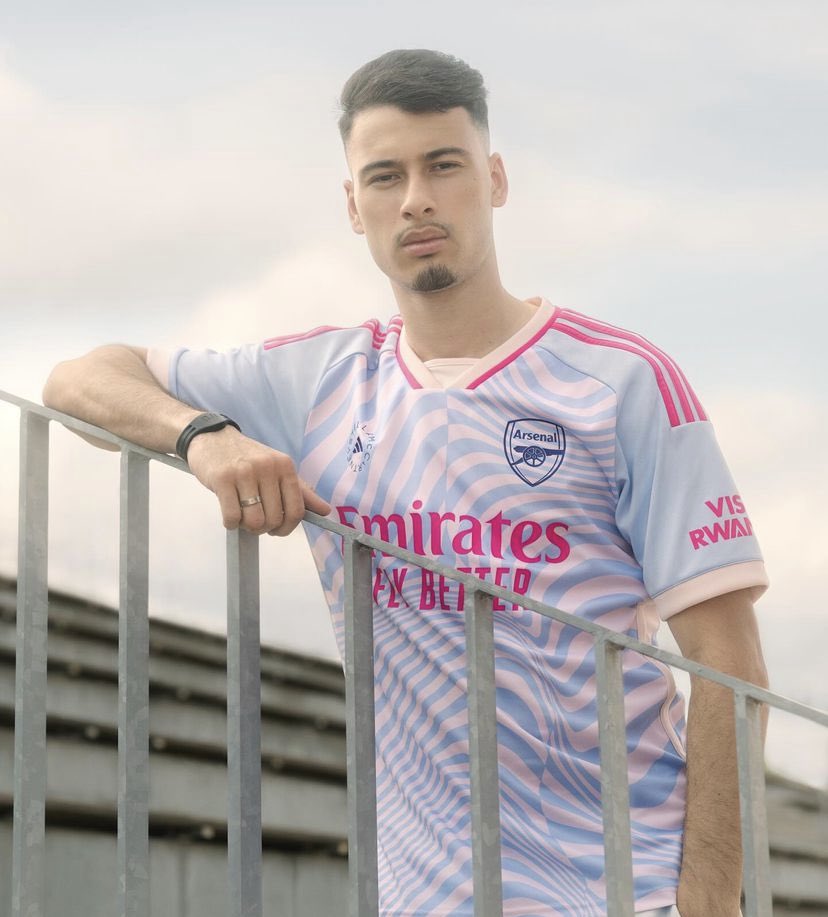actually kinda obsessed with the fact that arsenal photographed the mens players on BLEACHERS in the womens kit and captioned it “Ready to show their support” 😭😭😭