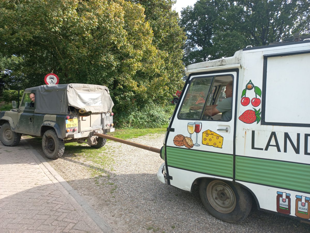 Nog even de infobus op de goede plek zetten👍. Achter het stuur Gerard Koopmans die ná morgen afscheid neemt als projectleider van de #Beheerdersdag (na 15 jaar). We blikken binnenkort nog met hem terug! En hij deelt morgenochtend nog wat verhalen (en praktische zaken) @ opening.