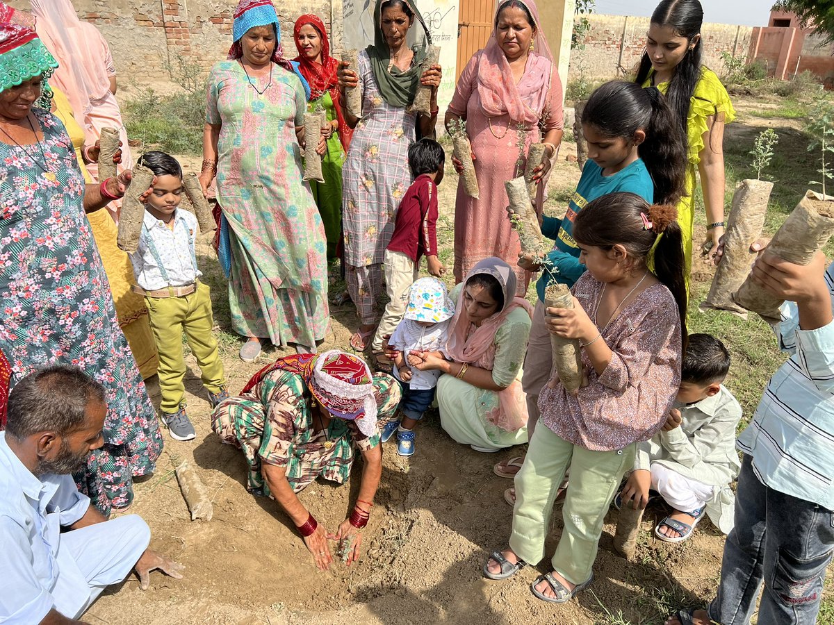 HabitatHealer's tweet photo. आज उनकी याद में परिवार जनों संग पौधे लगाए जिनसे मैं रोज़ ही प्रेरणा लेता हूँ। करोड़ों भारतीयों के आदर्श शहीद-ए-आज़म सरदार भगत सिंह जी के जन्म दिवस पर उन्हें हरित नमन। 🙏🏻🌳
#bhagat_singh https://t.co/oV69P8Xys5