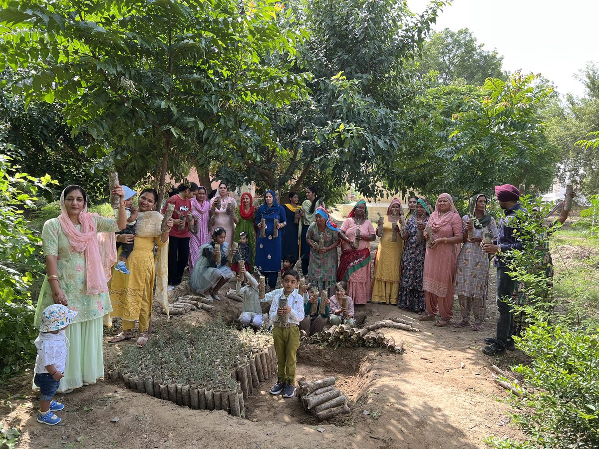 आज उनकी याद में परिवार जनों संग पौधे लगाए जिनसे मैं रोज़ ही प्रेरणा लेता हूँ। करोड़ों भारतीयों के आदर्श शहीद-ए-आज़म सरदार भगत सिंह जी के जन्म दिवस पर उन्हें हरित नमन। 🙏🏻🌳
#bhagat_singh