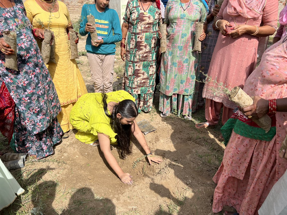 HabitatHealer's tweet photo. आज उनकी याद में परिवार जनों संग पौधे लगाए जिनसे मैं रोज़ ही प्रेरणा लेता हूँ। करोड़ों भारतीयों के आदर्श शहीद-ए-आज़म सरदार भगत सिंह जी के जन्म दिवस पर उन्हें हरित नमन। 🙏🏻🌳
#bhagat_singh https://t.co/oV69P8Xys5