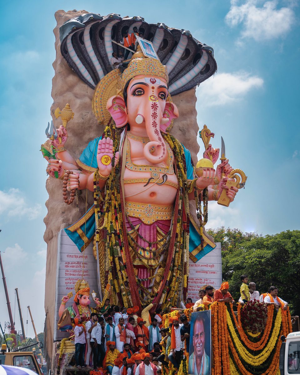 VinayAnanthu's tweet photo. Khairatabad Ganesh Shobha Yatra!
#vinayananthu
Shot on @sonyalphain @sonyalpha
.
.
#kairathabadganesh #ganeshvisarjan #ganpatibappamorya #bappamorya #bappa #bappamajha #ganpatibappa #ganapati #visarjan #ganeshchaturthi #ganeshutsav #ganeshfestival #hyderabad #hyderabaddiaries https://t.co/EuaaLUX4d6