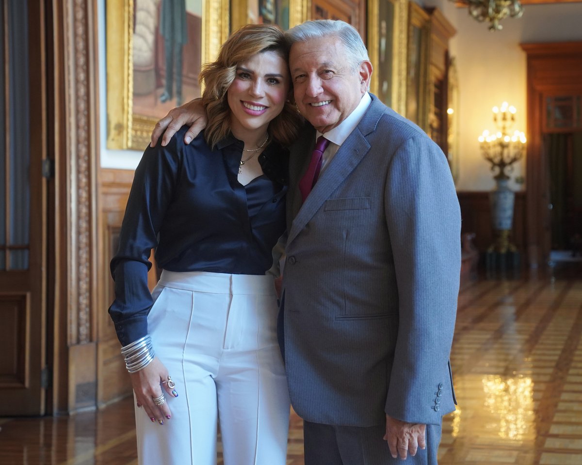 lopezobrador_'s tweet photo. Recibí en Palacio Nacional a Marina del Pilar, gobernadora de Baja California. Vamos a seguir trabajando juntos en beneficio del pueblo y, para dejar de manifiesto que no está sola, haré una gira de tres días con el gabinete por los siete municipios del estado. Además, el domingo 12 de noviembre asistiré a su informe en Tijuana.