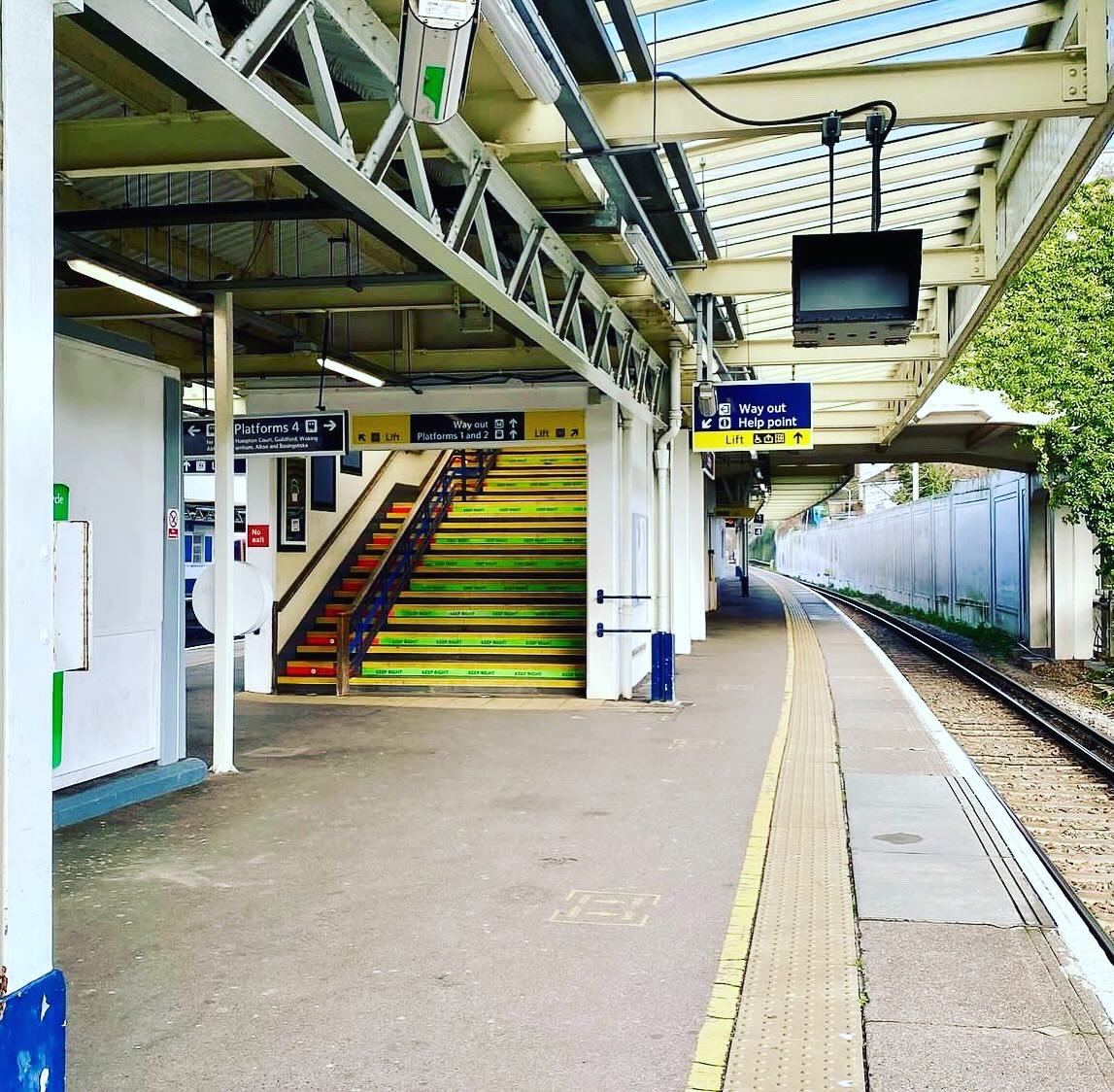 Raise your wand 🪄🪄🪄🪄Rip The greatest wizard ever. #dumbledore #michealgambon #harrypotter Surbiton Train station. #halfbloodprince 💯❤️❤️❤️❤️