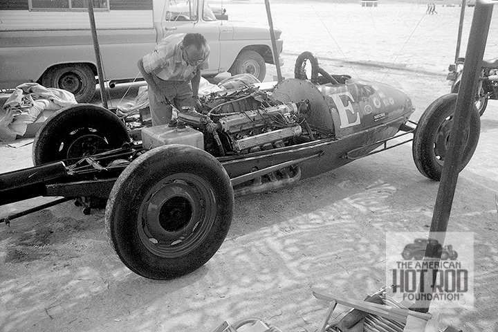 AmerHotRodFdn's tweet image. PHOTO OF THE DAY
𝚃𝚑𝚞𝚛𝚜𝚍𝚊𝚢, 𝚂𝚎𝚙 𝟸𝟾, 𝟸𝟶𝟸𝟹

A shot taken during Bonneville Speedweek back in 1975 in the Baldwin, Summerfield, and Williams pit.  (CLA_081)

Read more: ahrf.com/historical-lib…