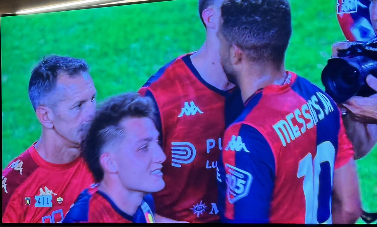 ma che bel <a href="/GenoaCFC/">Genoa CFC</a> 

E che allenatore bravo <a href="/GilaGilardino/">Alberto Gilardino</a> . Cambio di gioco e di schemi. Cambio di gioco obbligato a metà partita due volte…

E  Ha dimostrato di avere e poter usare una rosa di 18 giocatori. Motivandoli tutti 

E poi che #stadio E che #pubblico 

 #GenoaRoma