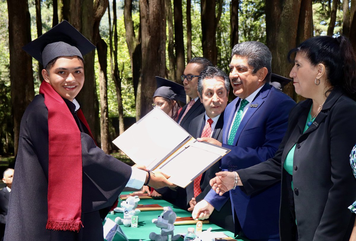 CONALEP_Mex's tweet photo. Con gran orgullo, felicitamos a la generación 2020-2023 de graduados en las carreras de Alimentos y Bebidas, Producción y Transformación de Productos Acuícolas, y Turismo del plantel El Zarco del @Conalep_Edomex. ¡Su dedicación se refleja en este logro! 👩‍🎓👨‍🎓 https://t.co/t3HHih5BQb