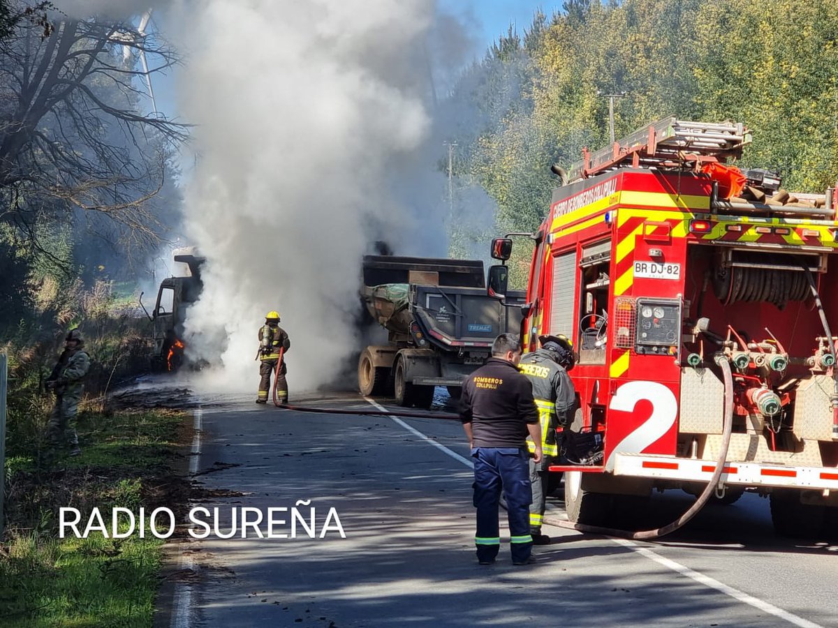 Informate111's tweet photo. 🔥#COLLIPULLI  @Carabdechile y @BomberosdeChile realiza operativo por ATAQUES INCENDIARIOS en #ruta49 Collipulli- Pemehue Información preliminar ENCAPUCHADOS fuertemente armados intimidan a conductores y queman 2 camiones mas robo de camioneta municipal #Tráfico #28Septiembre https://t.co/9ncpOYqTb2