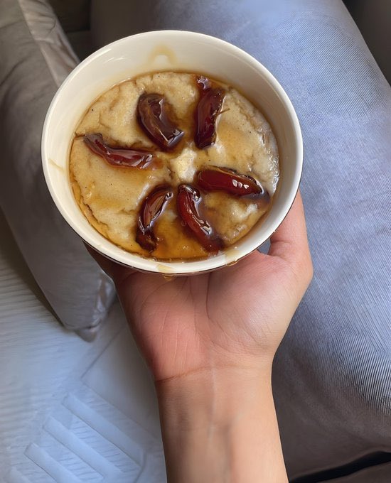 اليوم جربت لأول مرة التلبينة النبوية، قرأت بأن الرسول عليه الصلاة والسلام قال عن هذه الأكلة بأن "التلبينة تجم فؤاد المريض وتذهب ببعض الحزن". وأنا والله أريد أن يذهب الحزن. 

طعمها لذيذ ومقبول وهو دافي، يشبه قوام الأشياء السميكة والسائلة في نفس الوقت

بتركلكم الوصفة أسفل التغريده