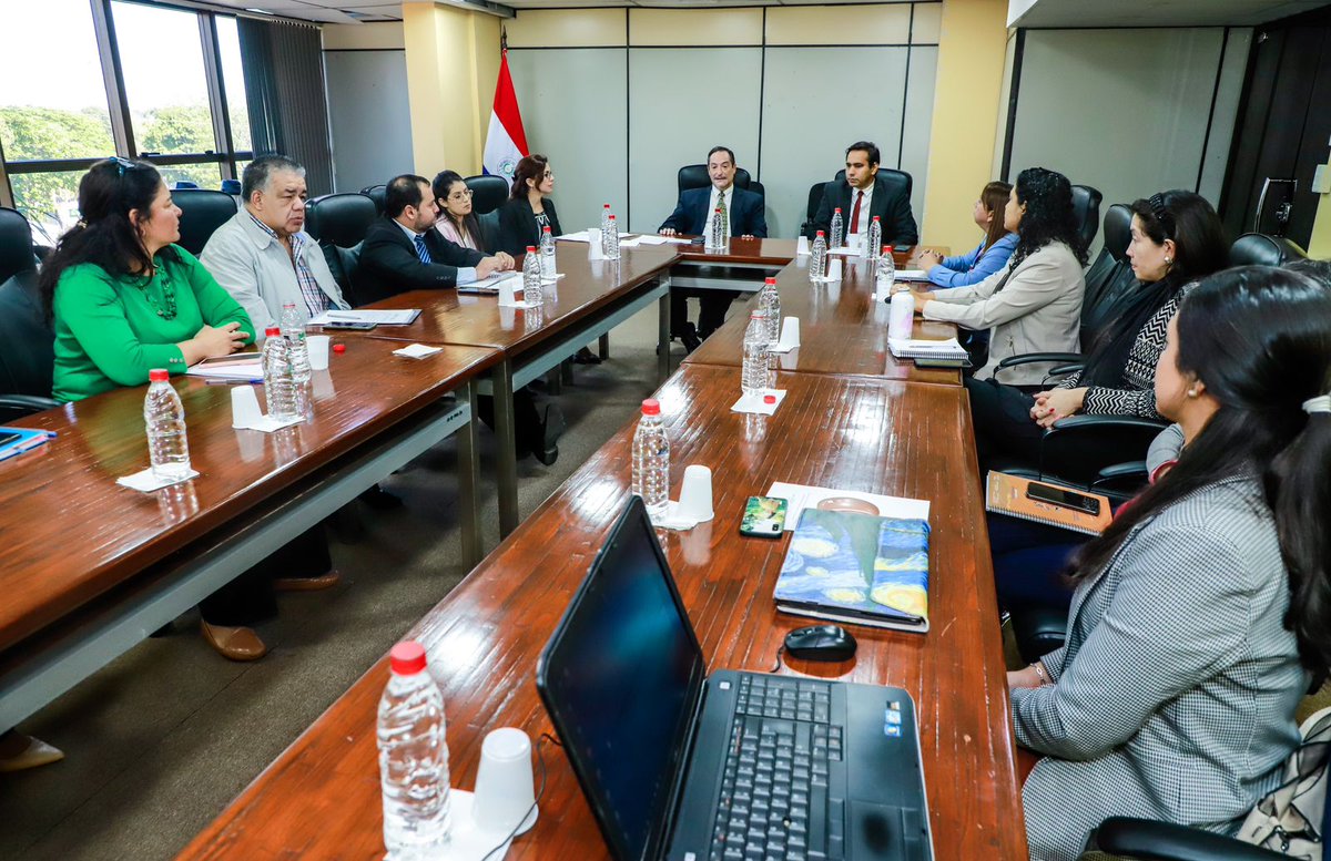 MDSParaguay's tweet photo. 🗞️|   MDS definirá prioridades en un Plan Estratégico sistematizado por el Ministerio de Economía y Finanzas

Más información en ➡️ https://t.co/mPtH7E9pCX

#GobiernoDelParaguay https://t.co/kqdiwKG4kK